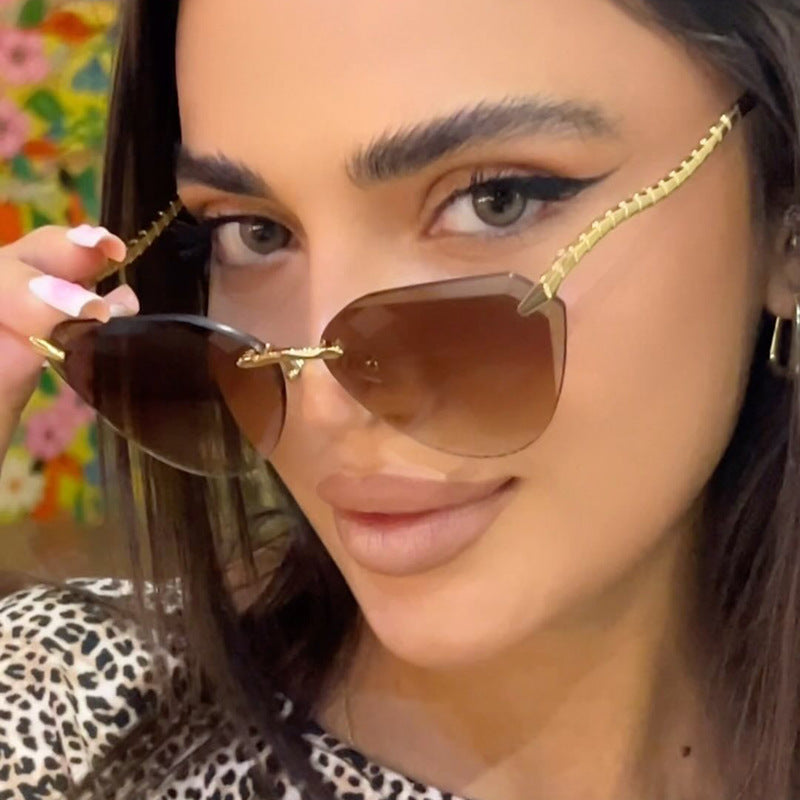 Damen Cat-Eye Sonnenbrille mit einzigartigem goldenen Rahmendesign und schützenden Gläsern Karnz