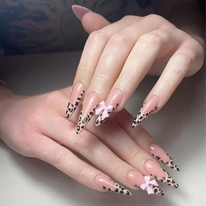 Stylische Stiletto Press-On Nagelkunst Karnz