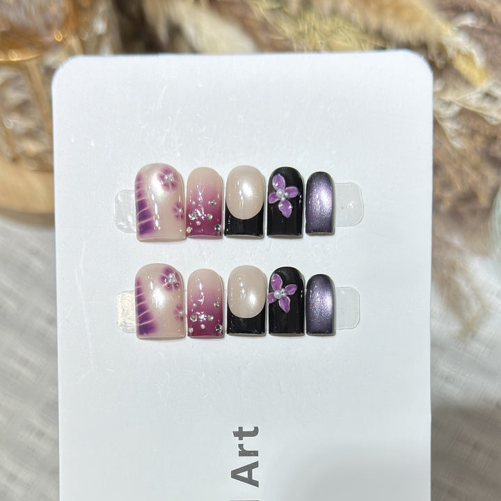 Dekoratives Press-On Nagelkunst-Set mit floralen und Edelsteinakzenten Karnz