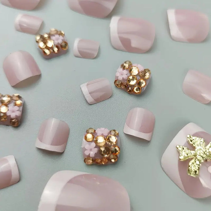 Fußnagelkunstset mit glamourösen 3D-Blüten und Schleifenverzierungen Karnz