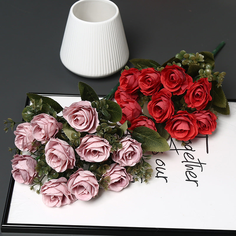 Kunstblumenstrauß für die Innendekoration