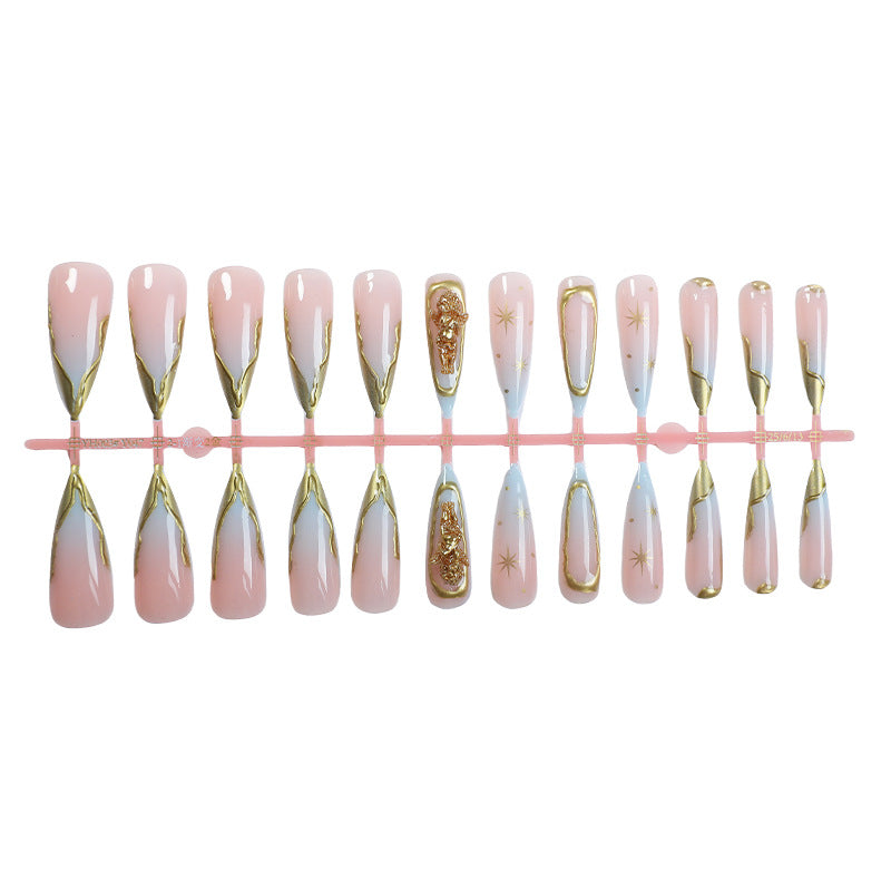 Elegantes Press-On Nagelkunst-Set mit goldenen Akzenten Karnz