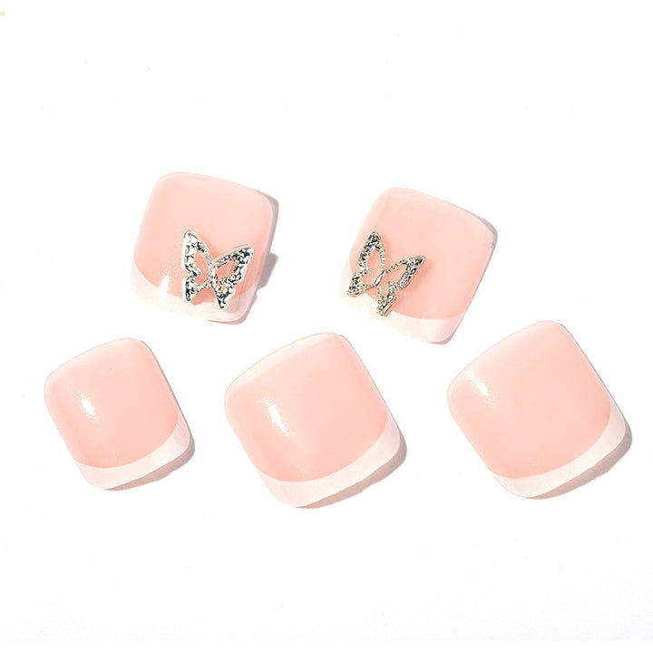 Kunstnagelset mit zarten Dekorationen und Glitzer-Motiven Karnz