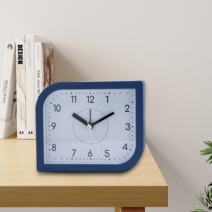 Nostalgischer Tischwecker Im Kreativen Haus-Design Karnz