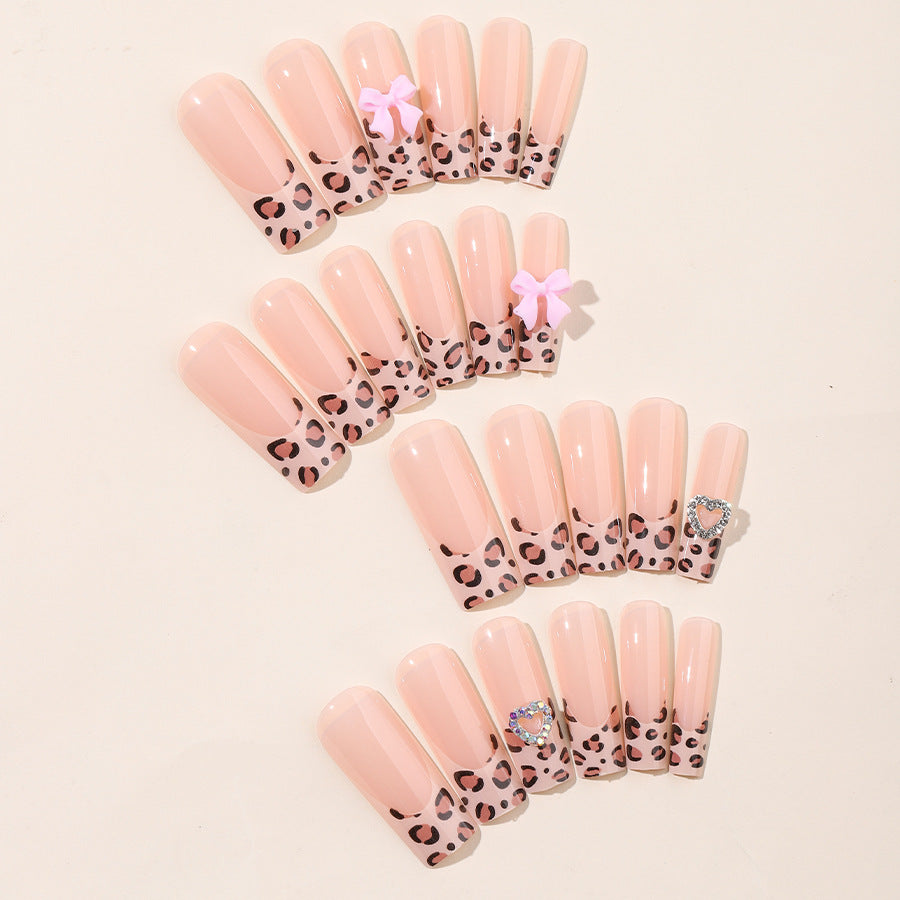 Künstlerisches Press-On-Nagel-Set mit charmanten Leopard- und Schleifenddesigns Karnz
