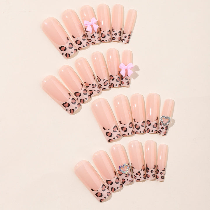 Künstlerisches Press-On-Nagel-Set mit charmanten Leopard- und Schleifenddesigns Karnz