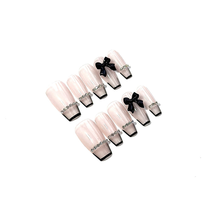 Elegantes Aufkleber-Nageldesign-Set mit schwarzem Bogen und Juwelenakzenten