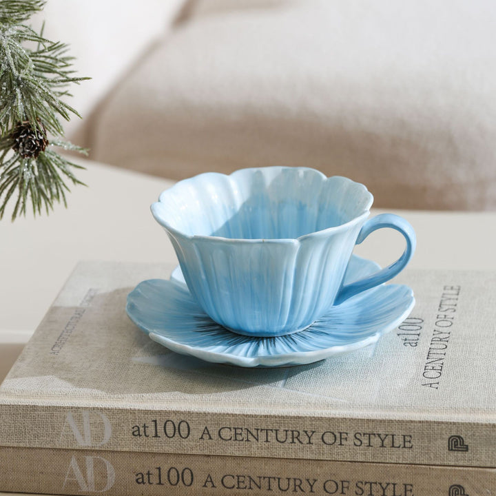 Keramiktasse mit Untertasse in Blütenform