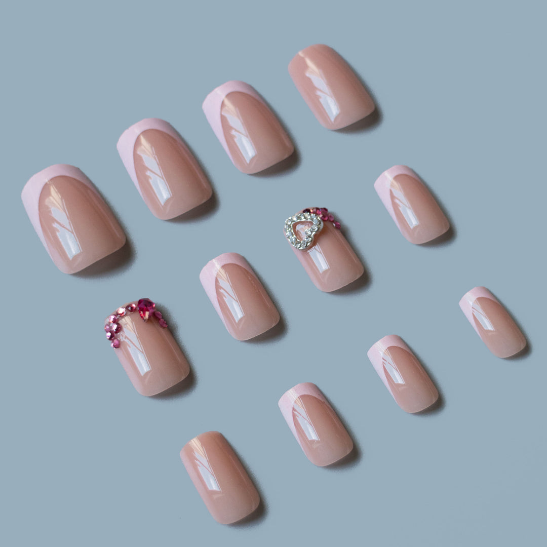 Dekoratives French Tip Nagelkunst Set mit Juwelenakzenten