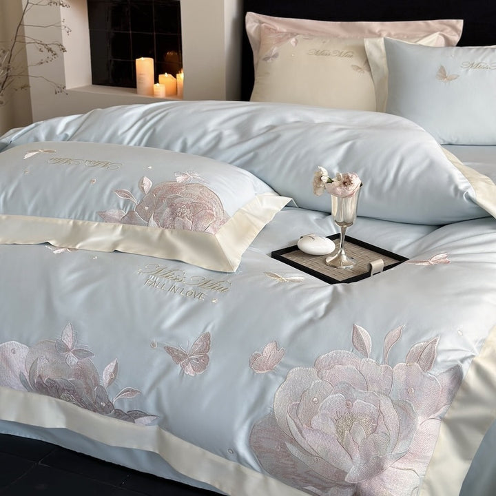Luxuriöses Satin-Bettwäsche-Set mit zarten Rosen- und Schmetterlingsstickereien