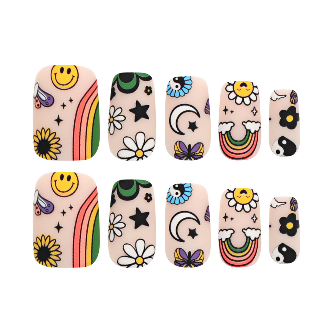 Künstliche Nagelkunst mit bunten Motiven und kreativem Dekor Karnz