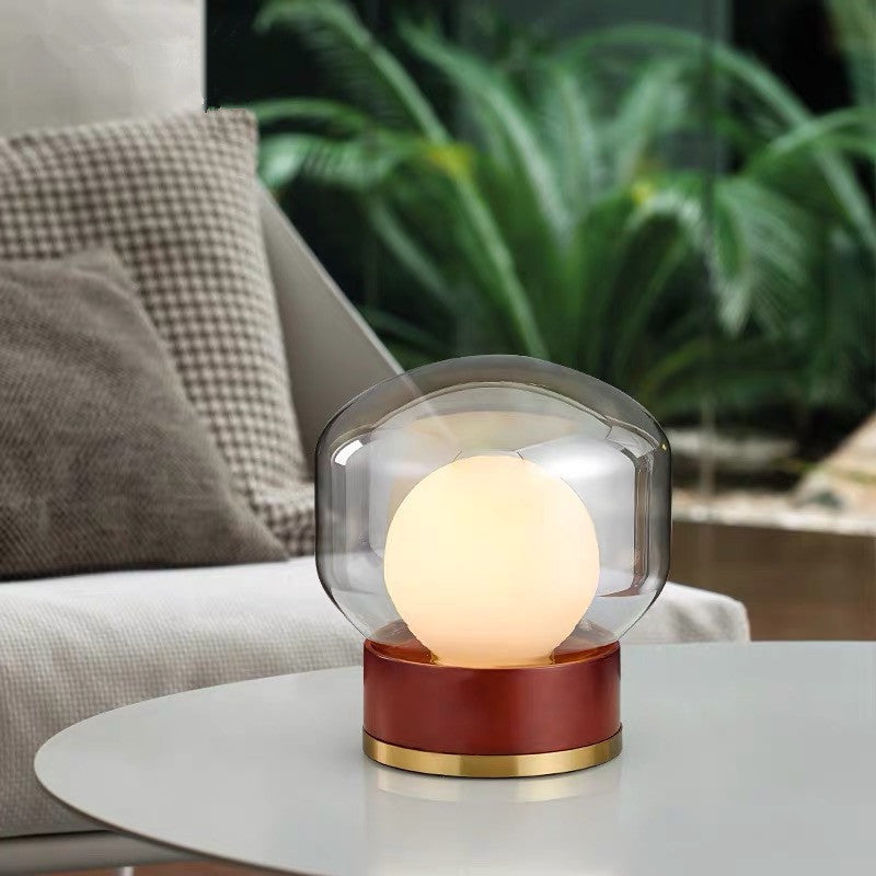 Moderne Glas Tischlampe mit Holzfuß und goldenen Akzenten