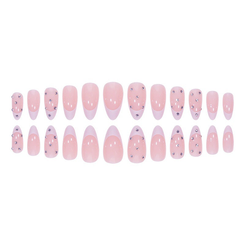 Elegante Kunstnagelspitzen im glamourösen French Design Karnz