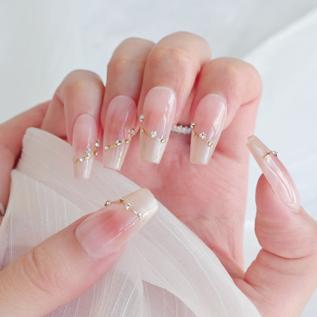 Künstlerisches Press-On Nagelkunstset mit Herz- und himmlischen Designs