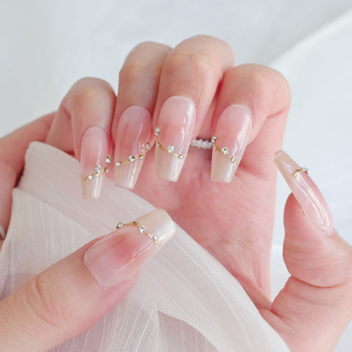 Künstlerisches Press-On Nagelkunstset mit Herz- und himmlischen Designs