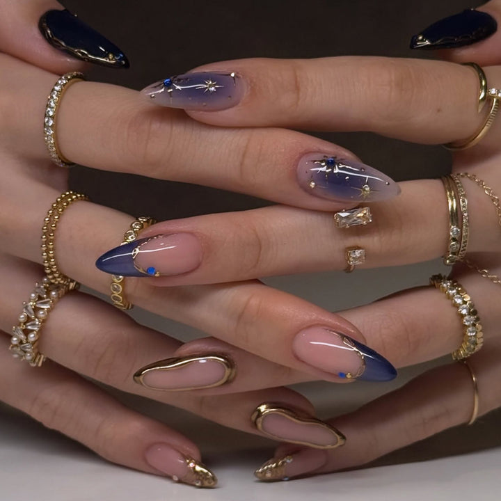Kunstfingernägel mit Eleganten Goldakzenten Karnz