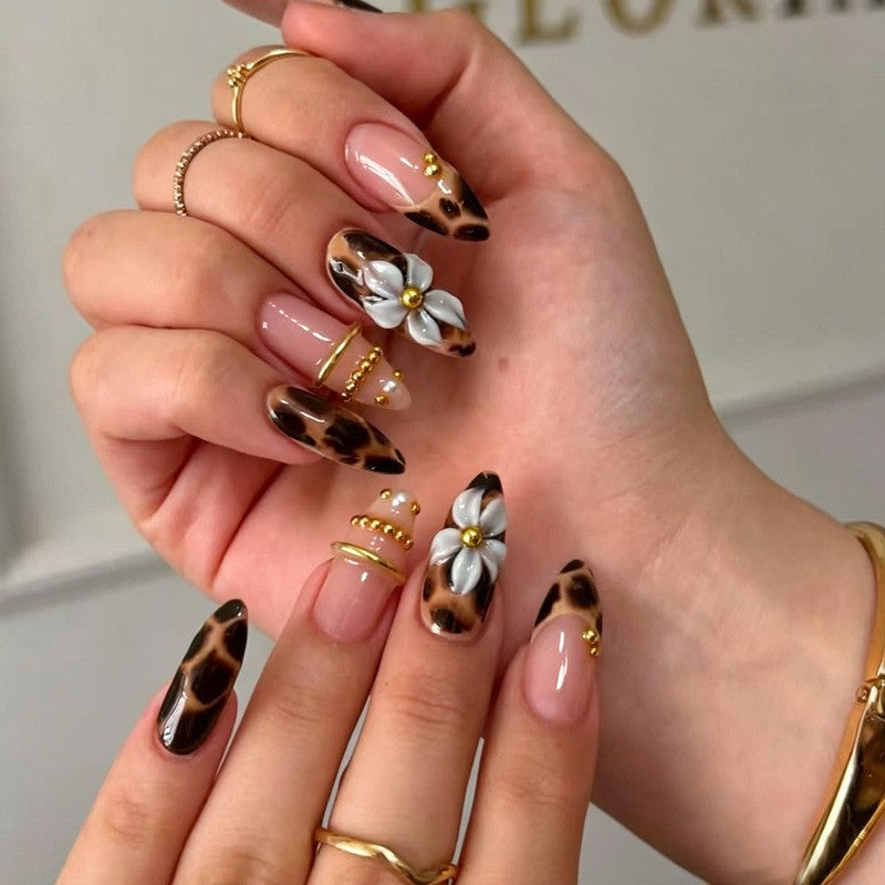 Kunstvolle Nagelspitzen mit Herbstmotiven Karnz