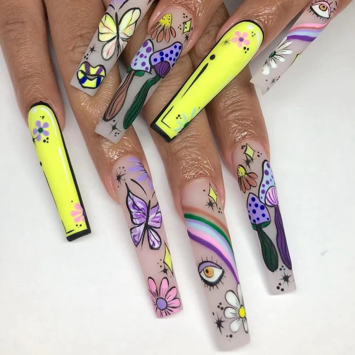 Kunstnägel im kreativen Blumen-Design Karnz