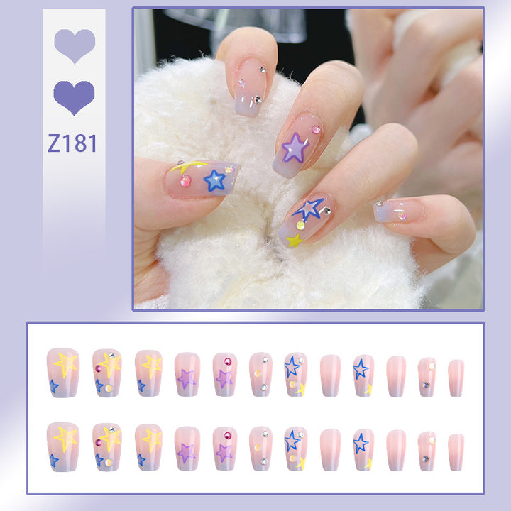 Kunstnagelset mit eleganten Glitzerverzierungen und schimmernden Akzenten Karnz