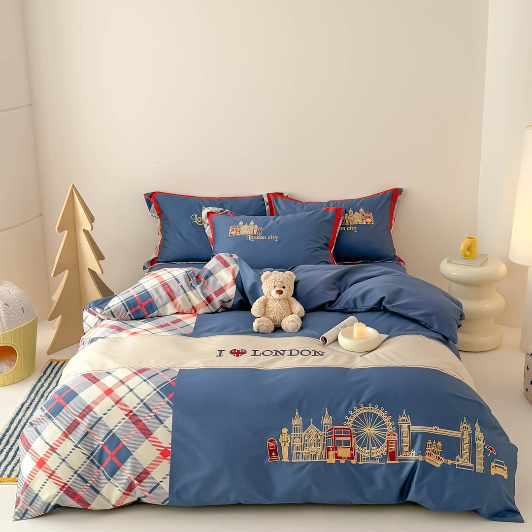 Bettwäsche-Garnitur im London-Motiv aus Baumwollsatin mit Karopatchwork und gestickten Skyline-Icons Karnz