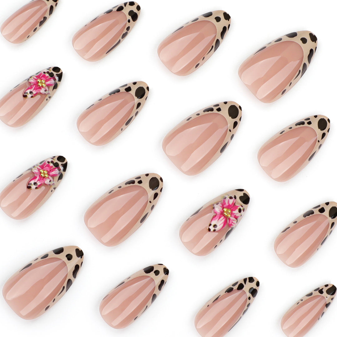 Künstliche Nagelkunst mit floralem Design und stilvollem Leopardenmuster Karnz