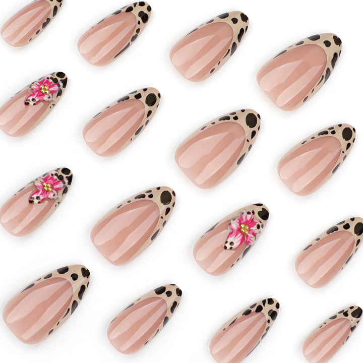 Künstliche Nagelkunst mit floralem Design und stilvollem Leopardenmuster Karnz