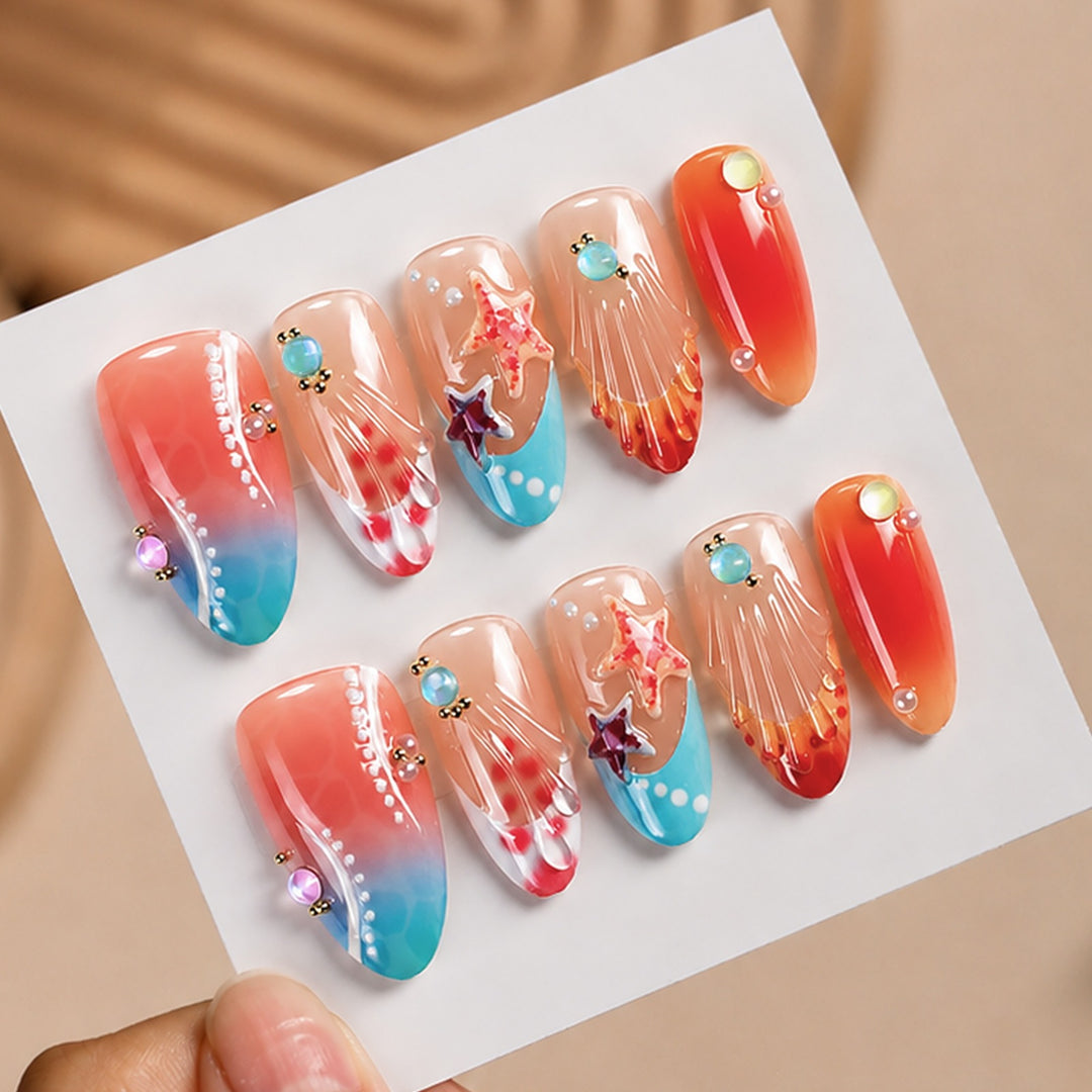 Kunstnagelset mit bunten Akzenten und effektvollen Designs Karnz