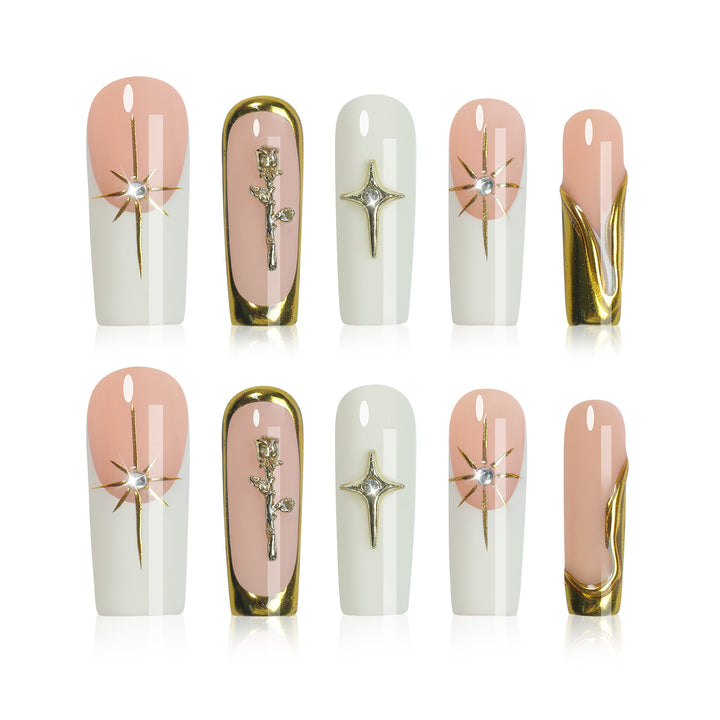 Kreatives Kunstnagelset mit goldenen Akzenten und floralen Details Karnz
