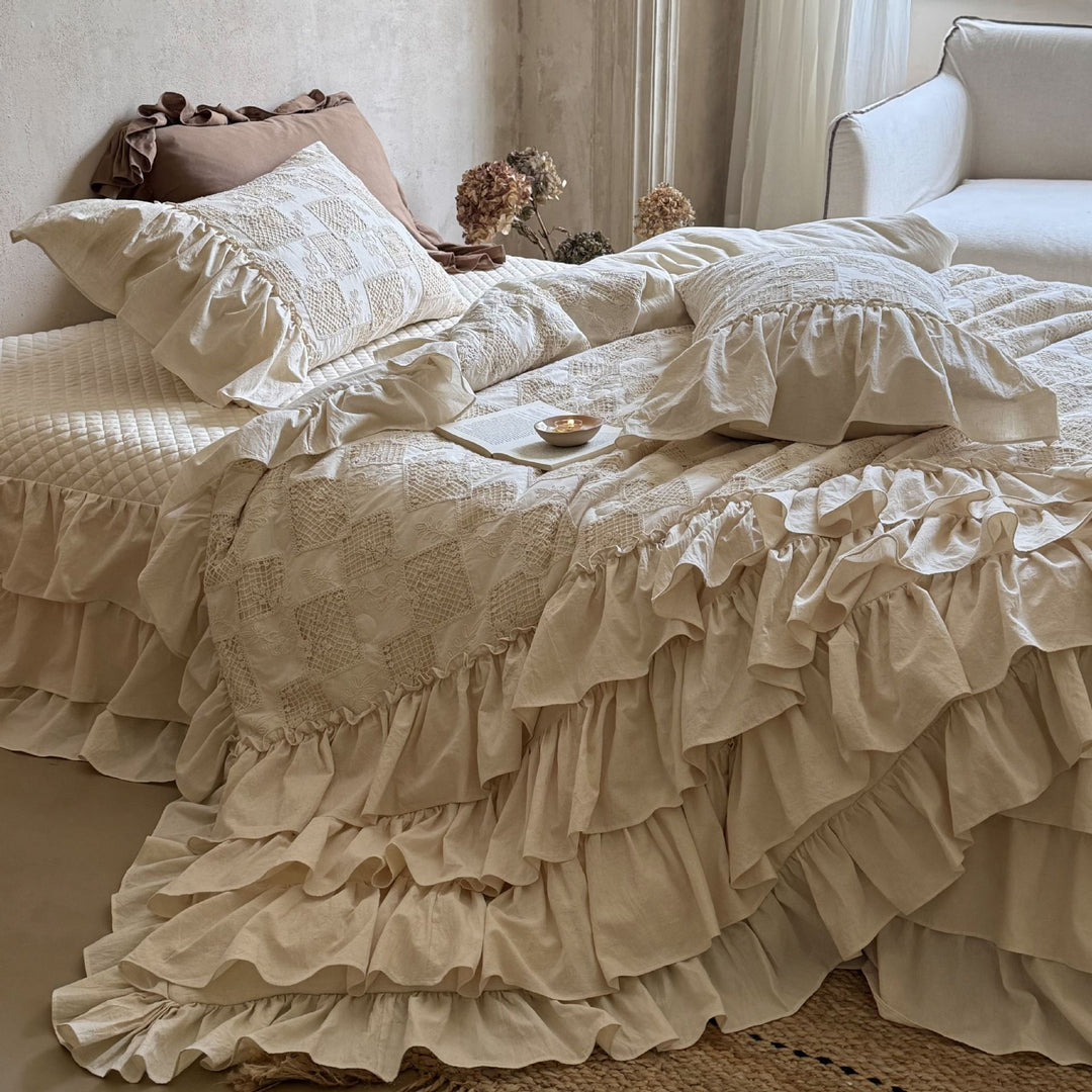 Rüschen-Bettwäscheset aus Baumwoll-Quilt mit Steppmuster und Kissenbezügen