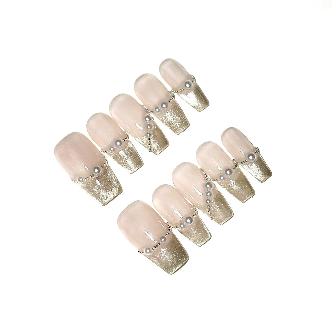 Elegantes Press-On-Nagelset mit Perlen- und Metallic-Akzenten