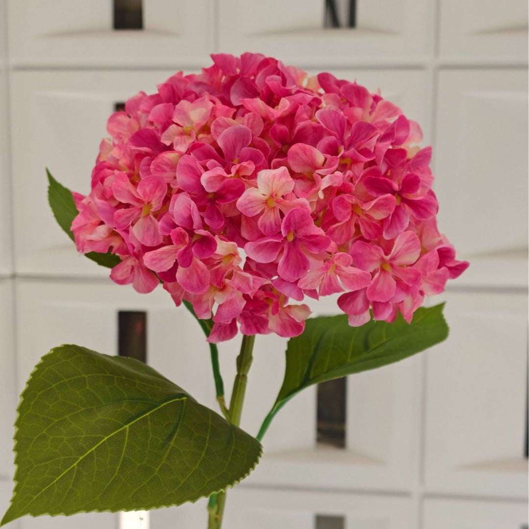 Lebensnahe Hortensienblumenstrauß