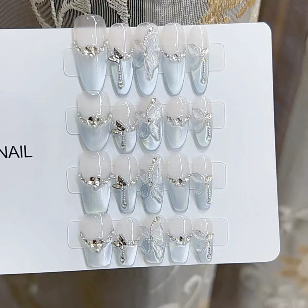 Elegantes Press-On-Nagelkunstset mit detaillierten Verzierungen Karnz