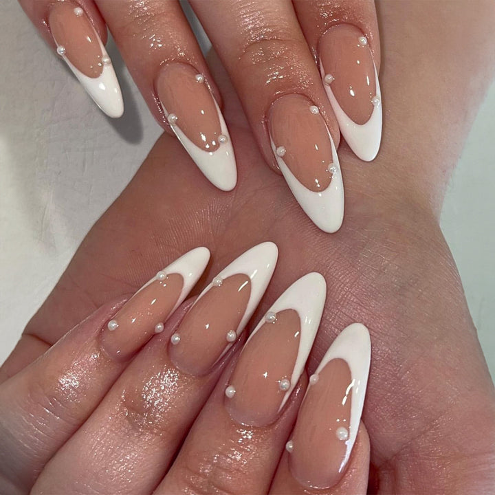 Kunstnagelset mit eleganten Spitzen und Perlenverzierungen Karnz