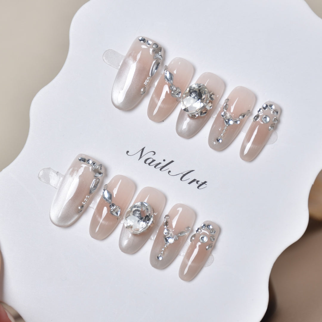 Elegante, mit Kristallen verzierte Press-On-Nagelverlängerungen Karnz