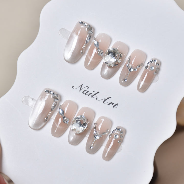 Elegante, mit Kristallen verzierte Press-On-Nagelverlängerungen Karnz
