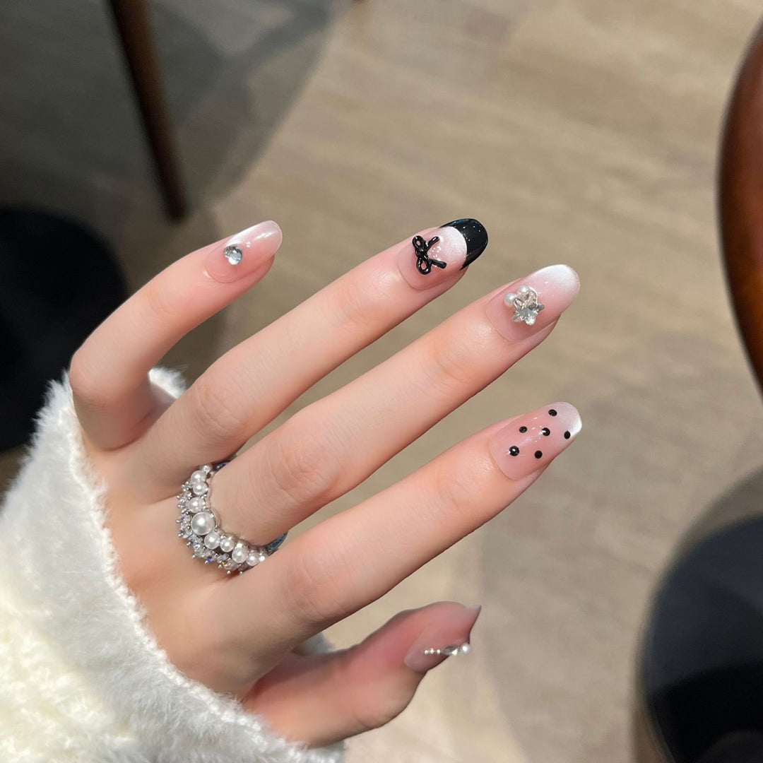 Dekorative Strass-Nagelkunst Karnz