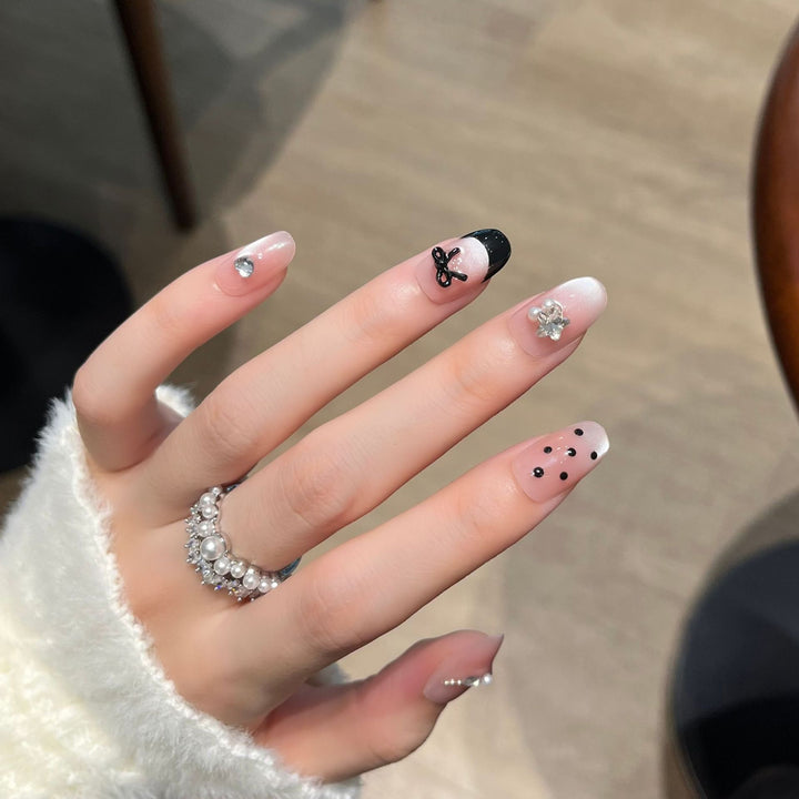 Dekorative Strass-Nagelkunst Karnz