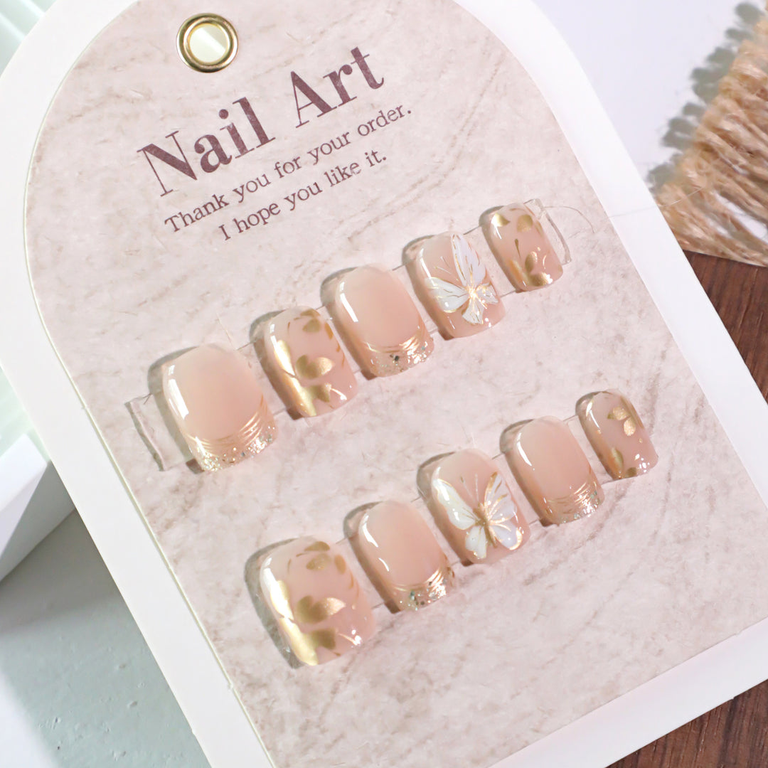 Kunstvolle Nagelgestaltung mit Blattmotiven Karnz