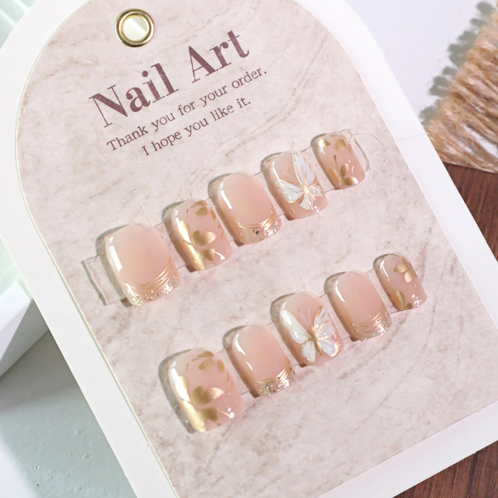 Kunstvolle Nagelgestaltung mit Blattmotiven Karnz