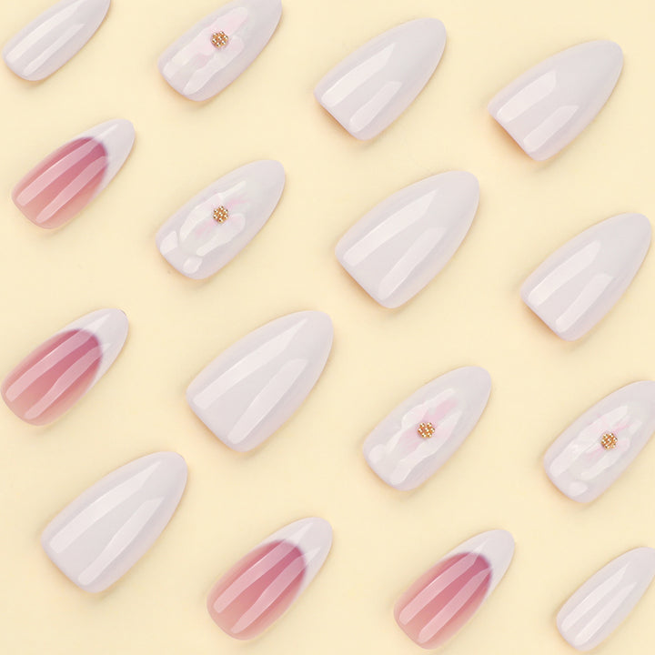 Kunstnägel mit Blumenakzenten und French-Tip Karnz