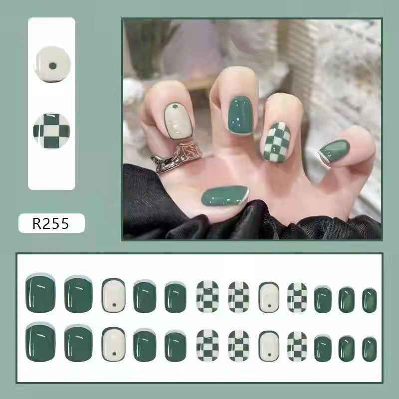 Künstlerisches Press-On Nagelset mit kariertem und einfarbigem Design