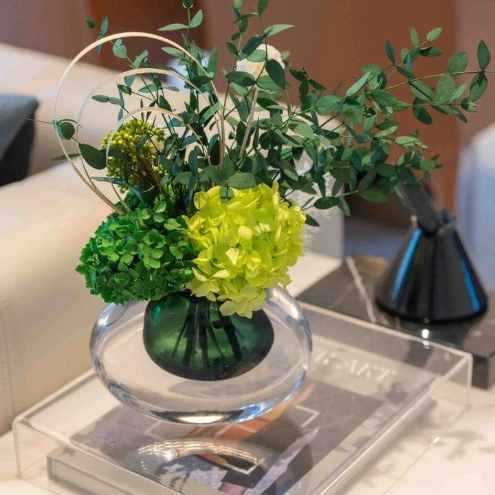 Lebensechte Blumenarrangement mit Glasvase