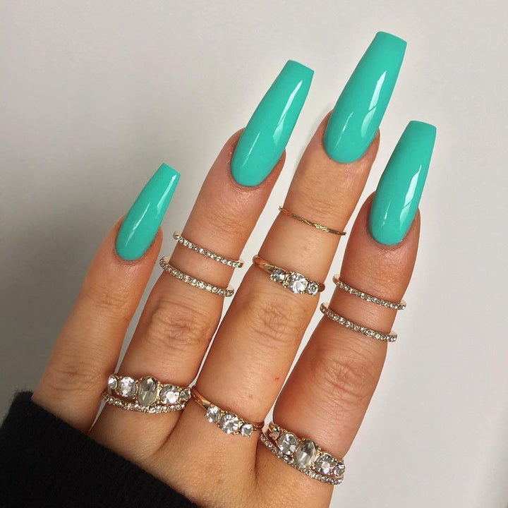Nagelkunst mit Herz- und Lippenmotiven Karnz