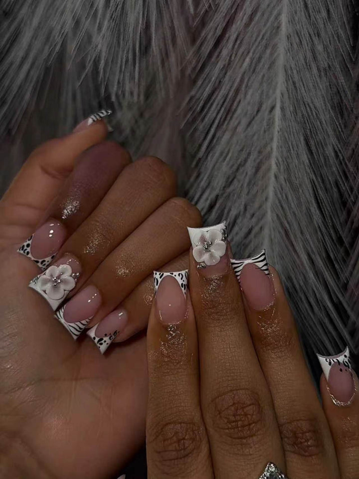 Luxuriöse Blumige Französische Spitzen-Nagelerweiterungen Karnz