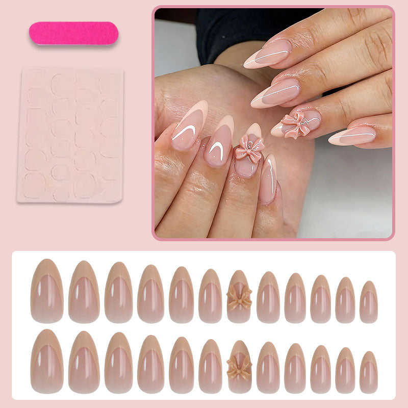 Kunstnagelset mit eleganten Spitzen und romantischen Schleifenverzierungen Karnz