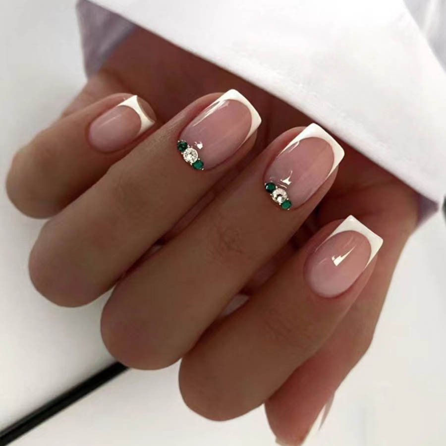Kunstnagelset mit elegantem französischen Design und glitzernden Akzenten Karnz
