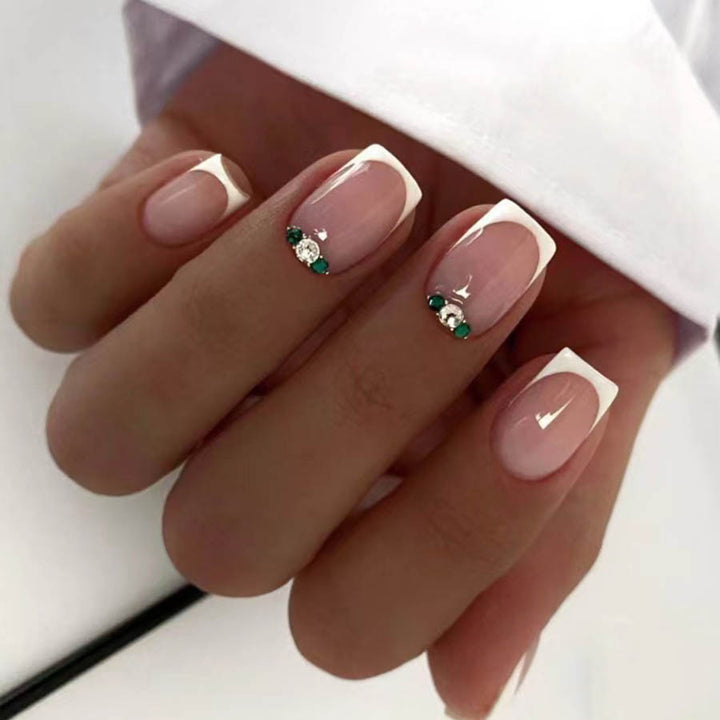 Kunstnagelset mit elegantem französischen Design und glitzernden Akzenten Karnz