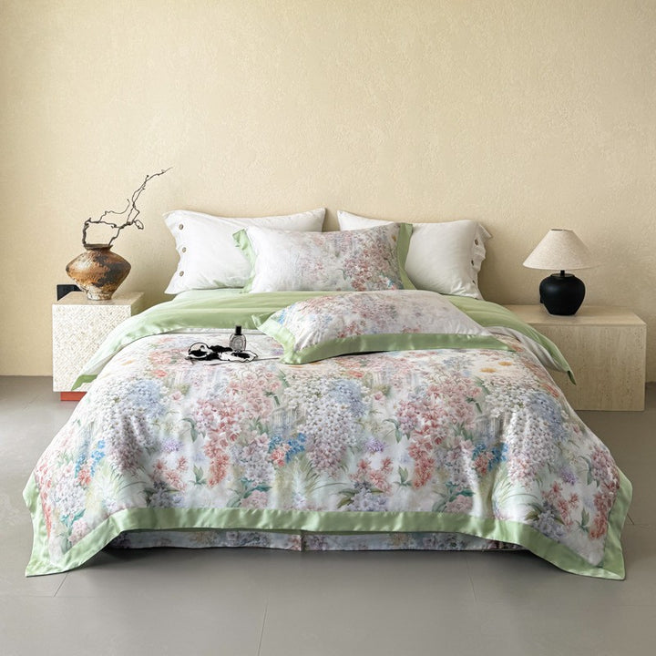 Luxuriöse Satin-Bettwäschegarnitur mit fliederfarbenem Blumen-Print und seidiger Paspel