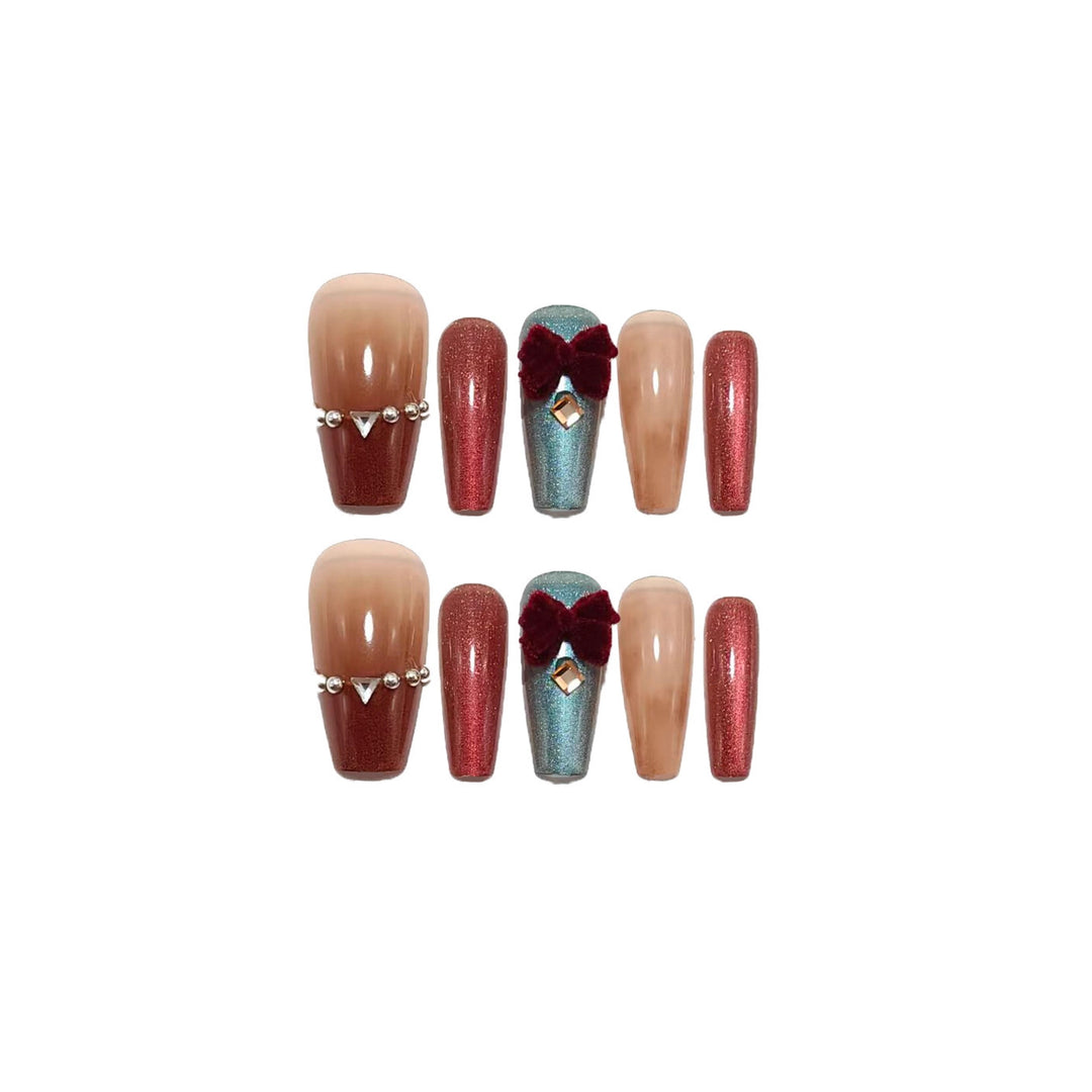 Elegante Nagelkunst mit Glitzerkante Karnz