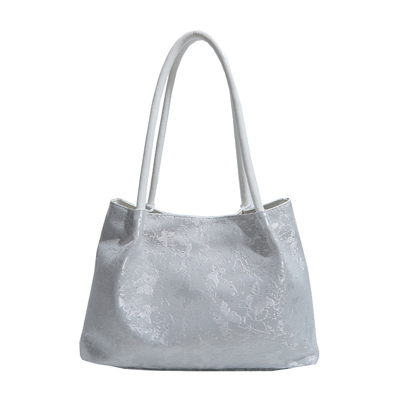 Stylische Handtasche mit metallischen Akzenten